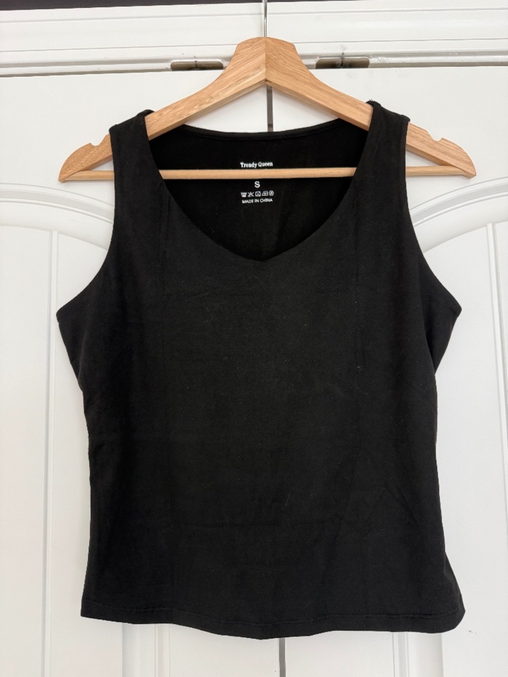 Trendy Queen Black Fitted Tank Top Built-In Front Lining Size Small